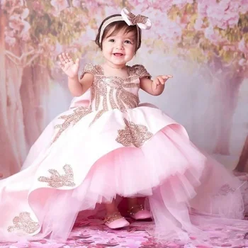 Светло розова сатенена апликация Без гръб тюл капачка ръкав цвете момиче рокля за сватба Първата евхаристийна рокля за рожден ден на детето